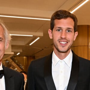 Victor Belmondo, qui a reçu un Espoir Award, entouré par ses parents Paul et Luana durant la soirée de clôture du 20eme Monte Carlo Film Festival de la Comédie, au Grimaldi Forum à Monaco. Le 29 avril 2023. © Bruno Bebert / Bestimage Le Monte Carlo Film Festival de la Comédie est un festival international entièrement dédié à la comédie. Chaque année, cet événement bénéficie de la participation de personnalités du monde de la comédie et du divertissement international, de grands réalisateurs et artistes de renommée mondiale. Ce festival a été conçu et est dirigé par E.Greggio. 