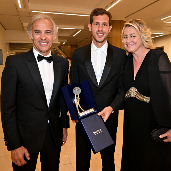 Victor Belmondo, qui a reçu un Espoir Award, entouré par ses parents Paul et Luana durant la soirée de clôture du 20eme Monte Carlo Film Festival de la Comédie, au Grimaldi Forum à Monaco. Le 29 avril 2023. © Bruno Bebert / Bestimage Le Monte Carlo Film Festival de la Comédie est un festival international entièrement dédié à la comédie. Chaque année, cet événement bénéficie de la participation de personnalités du monde de la comédie et du divertissement international, de grands réalisateurs et artistes de renommée mondiale. Ce festival a été conçu et est dirigé par E.Greggio. 