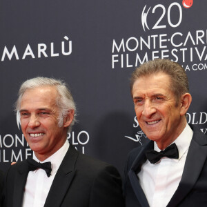 Ezio Greggio entouré de Luana Belmondo, son mari Paul Belmondo et leur fils Victor - Soirée de clôture du 20eme Monte Carlo Film Festival de la Comédie, au Grimaldi Forum à Monaco. Le 29 avril 2023. © Claudia Albuquerque / Bestimage 