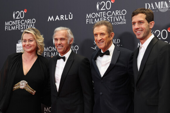 Ezio Greggio entouré de Luana Belmondo, son mari Paul Belmondo et leur fils Victor - Soirée de clôture du 20eme Monte Carlo Film Festival de la Comédie, au Grimaldi Forum à Monaco. Le 29 avril 2023. © Claudia Albuquerque / Bestimage 