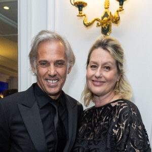 Exclusif - Paul Belmondo et sa femme Luana (habillée par Marina Rinaldi, chaussures Roger Vivier) - Dîner de l'association AEM (Un Avenir pour les Enfants du Monde), au profit des enfants du Rwanda par Babeth Djian au pavillon Ledoyen à Paris. Le 23 mars 2023 © Olivier Borde-Bertrand Rindoff Petroff / Bestimage 