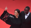 Sur cette séquence, les amoureux se livrent à une danse main dans la main. 
Omar Sy et sa femme Hélène à la montée des marches du film " Top Gun : Maverick " lors du 75ème Festival International du Film de Cannes, le 18 mai 2022