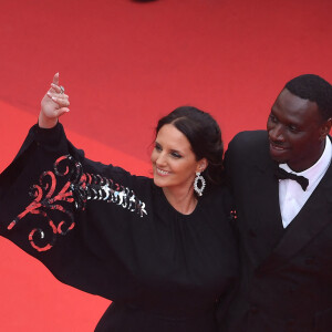 Sur cette séquence, les amoureux se livrent à une danse main dans la main. 
Omar Sy et sa femme Hélène à la montée des marches du film " Top Gun : Maverick " lors du 75ème Festival International du Film de Cannes, le 18 mai 2022