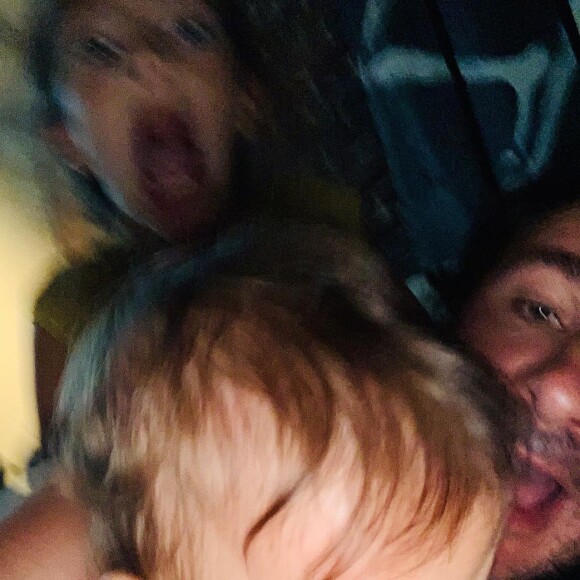 Michaël Youn et ses enfants, Seven et Stellar, sur Instagram en août 2020.