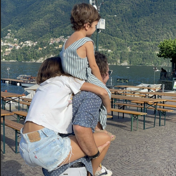 A noter d'ailleurs que leur fils a lui aussi un prénom original
Isabelle Funaro et Michael Youn avec leurs deux enfants, Instagram.