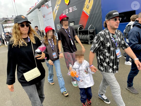 Lui qui a deux enfants
Michaël Youn et sa compagne Isabelle Funaro avec leur fils lors des "24 Heures du Mans", le 16 juin 2024. © Fabien Faure/Bestimage