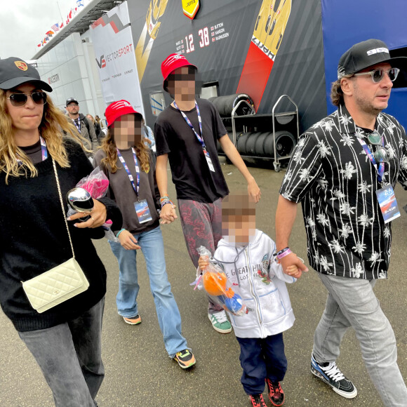 Lui qui a deux enfants
Michaël Youn et sa compagne Isabelle Funaro avec leur fils lors des "24 Heures du Mans", le 16 juin 2024. © Fabien Faure/Bestimage