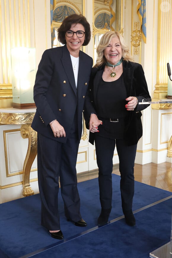 Exclusif - Rachida Dati, Nicoletta - R.Dati, ministre de la Culture, remet les insignes de Commandeur de l'ordre des Arts et des Lettres à Nicoletta au ministère de la Culture à Paris le 18 juin 2024. © Alain Guizard / Bestimage