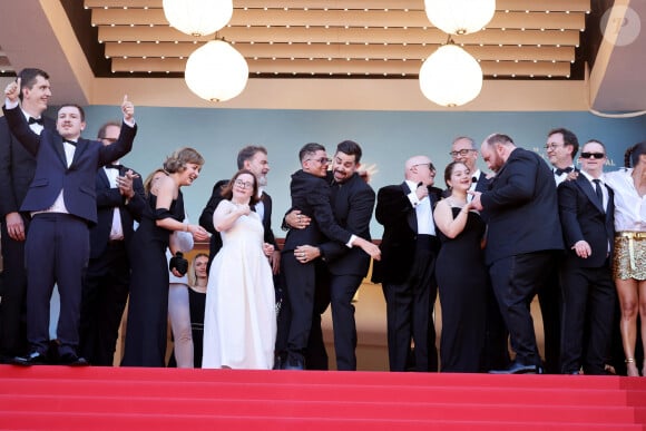 Clovis Cornillac, Artus, Marc Riso et l'équipe du film "Un p'tit truc en plus" à la montée des marches du film "Le comte de Monte-Cristo" lors du 77ème Festival International du Film de Cannes, le 22 mai 2024