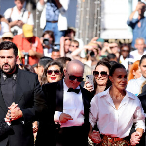 Clovis Cornillac, Artus, Alice Belaidi et l'équipe du film "Un p'tit truc en plus" à la montée des marches du film "Le comte de Monte-Cristo" lors du 77ème Festival International du Film de Cannes, le 22 mai 2024