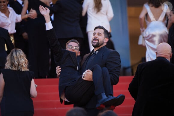 Artus et un des acteurs du film "Un p'tit truc en plus" à la montée des marches du film "Le comte de Monte-Cristo" lors du 77ème Festival International du Film de Cannes, le 22 mai 2024