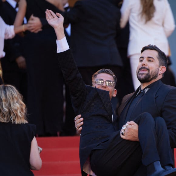 Artus et un des acteurs du film "Un p'tit truc en plus" à la montée des marches du film "Le comte de Monte-Cristo" lors du 77ème Festival International du Film de Cannes, le 22 mai 2024