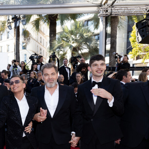 Alice Belaidi, Artus, Clovis Cornillac, Marc Riso et l'équipe du film "Un p'tit truc en plus" à la montée des marches du film "Le comte de Monte-Cristo" lors du 77ème Festival International du Film de Cannes, le 22 mai 2024