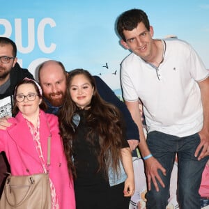 Gad Abecassis, Marie Colin, Marc Riso, Mayane Sarah El Baze et Thibaut Conan à l'avant-première du film "Un p'tit truc en plus" au cinema UGC Normandie à Paris le 25 avril 2024