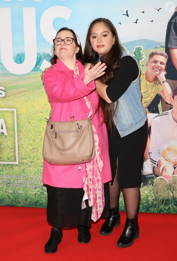 Marie Colin et Mayane Sarah El Baze à l'avant-première du film "Un p'tit truc en plus" au cinema UGC Normandie à Paris le 25 avril 2024