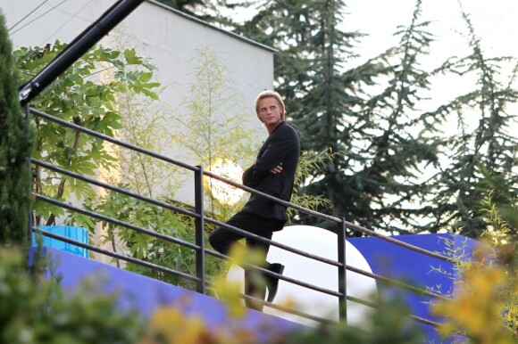 Arnaud Lemaire sur la terrasse de la maison où s'est déroulé le jeu L'amour est aveugle