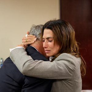 Il a fondu en larmes dans les bras de sa femme Hilaria
Annulation du procès d'Alec Baldwin pour homicide involontaire sur le tournage du film Rust - 12 juillet 2024 à Santa Fe au Nouveau-Mexique © Ramsay de Give/POOL via ZUMA Press/Bestimage
