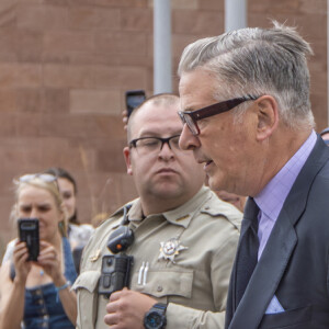 Ce père de 8 enfants avait brandi une arme censée ne contenir que des balles à blanc mais qui avait tiré un projectile bien réel. 
Annulation du procès d'Alec Baldwin pour homicide involontaire sur le tournage du film Rust - 12 juillet 2024 à Santa Fe au Nouveau-Mexique  © Luis Sánchez Saturno/POOL via ZUMA Press/Bestimage