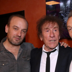 "Avec mon frère, on a chacun nos albums, nos chansons mais il fallait être honnête, à 95% les gens viennent pour notre père."
Alain Souchon entre ses fils Ours et Pierre au 16ème Gala de la Fondation " Recherche Alzheimer " à l'Olympia à Paris, le 20 mars 2023