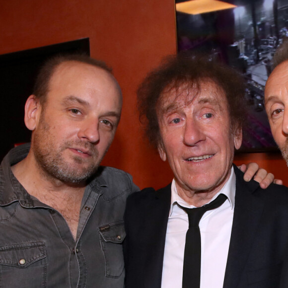 De retour sur scène, le chanteur Alain Souchon partagera la lumière avec ses deux fils, Pierre et Charles, Ours de son pseudo. 
Alain Souchon entre ses fils Ours et Pierre au 16ème Gala de la Fondation " Recherche Alzheimer " à l'Olympia à Paris