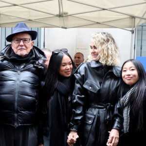 Jean-Claude Camus, Laeticia Hallyday, ses filles Joy et Jade lors de l'inauguration d'une plaque commémorative en hommage à Johnny Hallyday devant l'immeuble où le chanteur français a grandi dans le 9ème arrondissement de Paris, France, le 22 décembre 2023.  © Dominique Jacovides/Bestimage