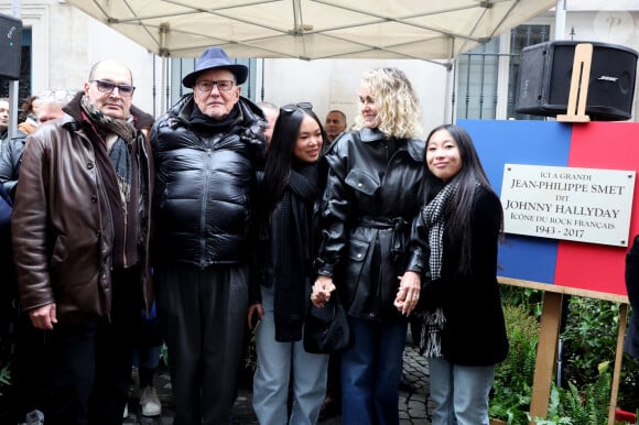 Jean-Claude Camus, Laeticia Hallyday, ses filles Joy et Jade lors de l'inauguration d'une plaque commémorative en hommage à Johnny Hallyday devant l'immeuble où le chanteur français a grandi dans le 9ème arrondissement de Paris, France, le 22 décembre 2023.  © Dominique Jacovides/Bestimage