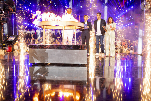 Yannick Noah embrase le chaudron olympique sur le plateau du "Concert de Paris" sur le parvis de l'hôtel de ville à Paris le 14 juillet 2024. Le concert était retransmis en direct sur France 2 et sur France Inter. © Christophe Clovis- Pierre Perusseau / Bestimage 