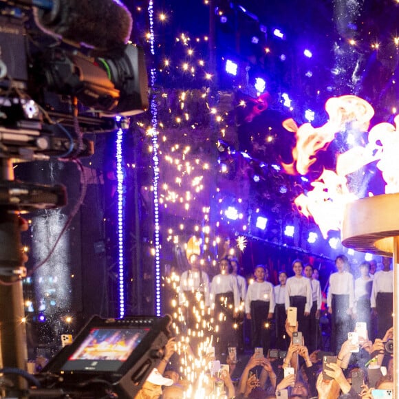 Yannick Noah embrase le chaudron olympique sur le plateau du "Concert de Paris" sur le parvis de l'hôtel de ville à Paris le 14 juillet 2024. Le concert était retransmis en direct sur France 2 et sur France Inter. © Christophe Clovis- Pierre Perusseau / Bestimage 