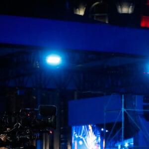 Yannick Noah, Stéphane Bern - Yannick Noah embrase le chaudron olympique sur le plateau du "Concert de Paris" sur le parvis de l'hôtel de ville à Paris le 14 juillet 2024. Le concert était retransmis en direct sur France 2 et sur France Inter. © Christophe Clovis- Pierre Perusseau / Bestimage 
