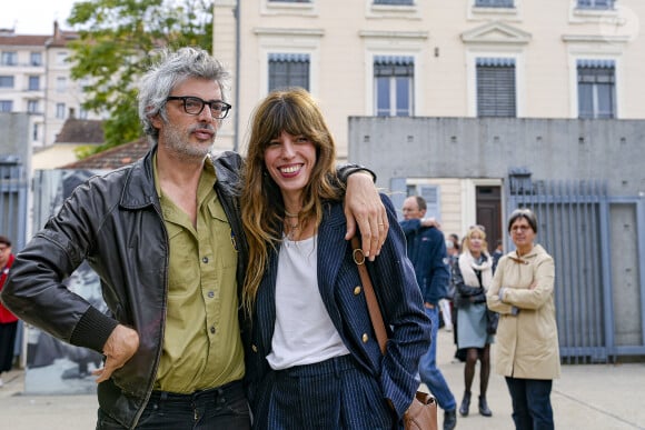 Lou Doillon, avec son compagnon Stéphane Manel, présente le film Boxes réalisé par sa mère Jane Birkin lors du festival Lumière 2023 à Lyon le 22 octobre 2023. © Sandrine Thesillat / Panoramic / Bestimage