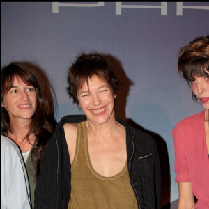 À cette occasion, la soeur de Charlotte Gainsbourg a republié une vidéo du média Lou dans laquelle elle évoqué un souvenir de sa regrettée mère. 
Archive - Lou Doillon, Charlotte Gainsbourg et Jane Birkin