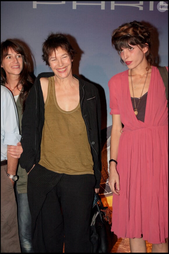 À cette occasion, la soeur de Charlotte Gainsbourg a republié une vidéo du média Lou dans laquelle elle évoqué un souvenir de sa regrettée mère. 
Archive - Lou Doillon, Charlotte Gainsbourg et Jane Birkin