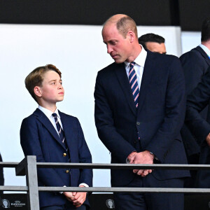 Pour ce faire, il prend le plus souvent exemple sur son père...15 juillet 2024, Berlin : Football, UEFA Euro 2024, Championnat d'Europe, Finale, Espagne - Angleterre, Olympiastadion Berlin, William, Prince de Galles, et le Prince George dans les tribunes avant le match. Photo : Tom Weller/DPA/ABACAPRESS.COM