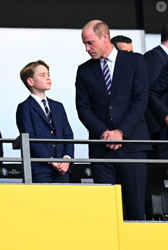 Pour ce faire, il prend le plus souvent exemple sur son père...15 juillet 2024, Berlin : Football, UEFA Euro 2024, Championnat d'Europe, Finale, Espagne - Angleterre, Olympiastadion Berlin, William, Prince de Galles, et le Prince George dans les tribunes avant le match. Photo : Tom Weller/DPA/ABACAPRESS.COM