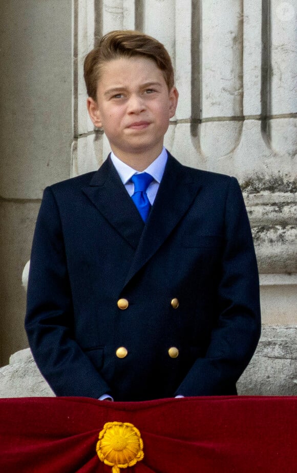 Contrairement à ses frères et soeurs, il doit faire montre d'un sérieux à toute épreuve.LONDRES, ANGLETERRE - 15 JUIN : Le prince George de Galles apparaît sur le balcon du palais de Buckingham lors du défilé des couleurs le 15 juin 2024 à Londres, Angleterre. L