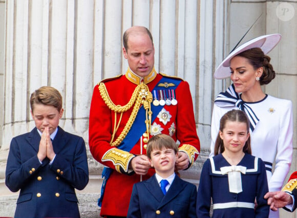 Le prince William de Galles, Catherine Princesse de Galles, le prince George, la princesse Charlotte, le prince Louis lors de leur apparition sur le balcon du palais de Buckingham pour assister au défilé aérien lors de la cérémonie Trooping the Colour 2024, marquant l'anniversaire officiel du monarque à Londres. Le 15 juin 2024. Photo par Mischa Schoemarker/ABACAPRESS.COM