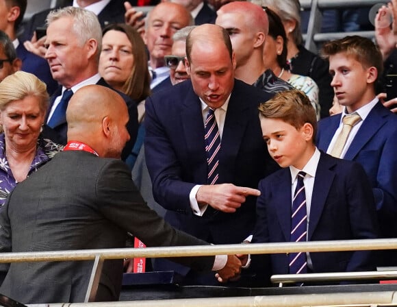 Entre voyages et rencontres officielles, et une éducation stricte, sa vie est toute tracée.Le prince de Galles et le prince George s'entretiennent avec le manager de Manchester City, Pep Guardiola, après la finale de l'Emirates FA Cup au stade de Wembley, à Londres, au Royaume-Uni, le 25 mai 2024. Photo par John Walton/PA Wire/ABACAPRESS.COM