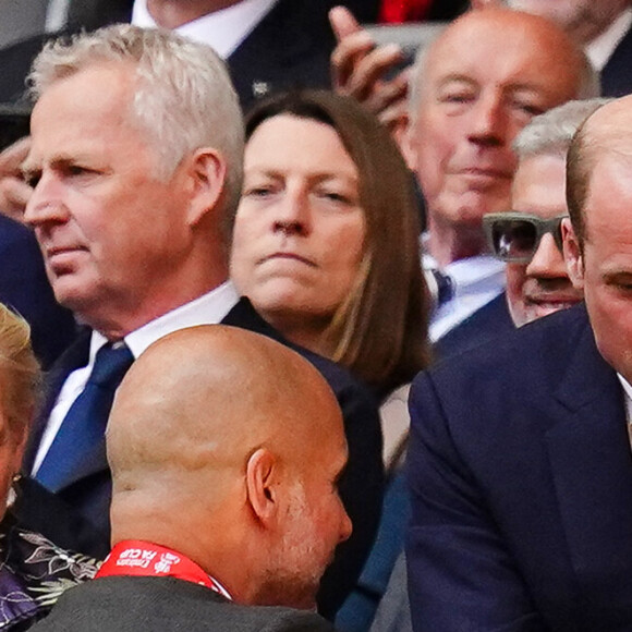 Entre voyages et rencontres officielles, et une éducation stricte, sa vie est toute tracée.Le prince de Galles et le prince George s'entretiennent avec le manager de Manchester City, Pep Guardiola, après la finale de l'Emirates FA Cup au stade de Wembley, à Londres, au Royaume-Uni, le 25 mai 2024. Photo par John Walton/PA Wire/ABACAPRESS.COM