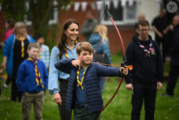 Le prince George, sous le regard de la princesse de Galles, s'essaye au tir à l'arc tout en rejoignant des bénévoles qui aident à rénover et à améliorer le 3rd Upton Scouts Hut à Slough, dans le cadre du Big Help Out, à l'occasion du couronnement du roi Charles III et de la reine Camilla. Date de la photo : lundi 8 mai 2023. Photo par Daniel Leal/PA Wire/ABACAPRESS.COM