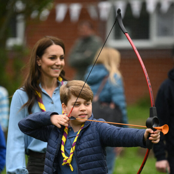 Le prince George, sous le regard de la princesse de Galles, s'essaye au tir à l'arc tout en rejoignant des bénévoles qui aident à rénover et à améliorer le 3rd Upton Scouts Hut à Slough, dans le cadre du Big Help Out, à l'occasion du couronnement du roi Charles III et de la reine Camilla. Date de la photo : lundi 8 mai 2023. Photo par Daniel Leal/PA Wire/ABACAPRESS.COM