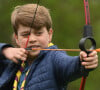 Depuis sa plus tendre enfance, il apprend à devenir roi...Le prince George s'essaie au tir à l'arc en rejoignant des bénévoles pour aider à rénover et à améliorer le 3rd Upton Scouts Hut à Slough, dans le cadre du Big Help Out, pour marquer le couronnement du roi Charles III et de la reine Camilla. Date de la photo : lundi 8 mai 2023. Photo par Daniel Leal/PA Wire/ABACAPRESS.COM