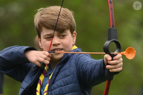 Depuis sa plus tendre enfance, il apprend à devenir roi...Le prince George s'essaie au tir à l'arc en rejoignant des bénévoles pour aider à rénover et à améliorer le 3rd Upton Scouts Hut à Slough, dans le cadre du Big Help Out, pour marquer le couronnement du roi Charles III et de la reine Camilla. Date de la photo : lundi 8 mai 2023. Photo par Daniel Leal/PA Wire/ABACAPRESS.COM