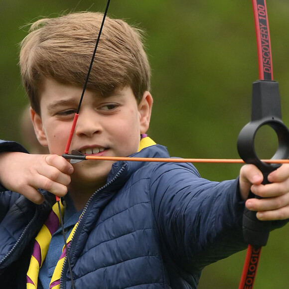 Depuis sa plus tendre enfance, il apprend à devenir roi...Le prince George s'essaie au tir à l'arc en rejoignant des bénévoles pour aider à rénover et à améliorer le 3rd Upton Scouts Hut à Slough, dans le cadre du Big Help Out, pour marquer le couronnement du roi Charles III et de la reine Camilla. Date de la photo : lundi 8 mai 2023. Photo par Daniel Leal/PA Wire/ABACAPRESS.COM