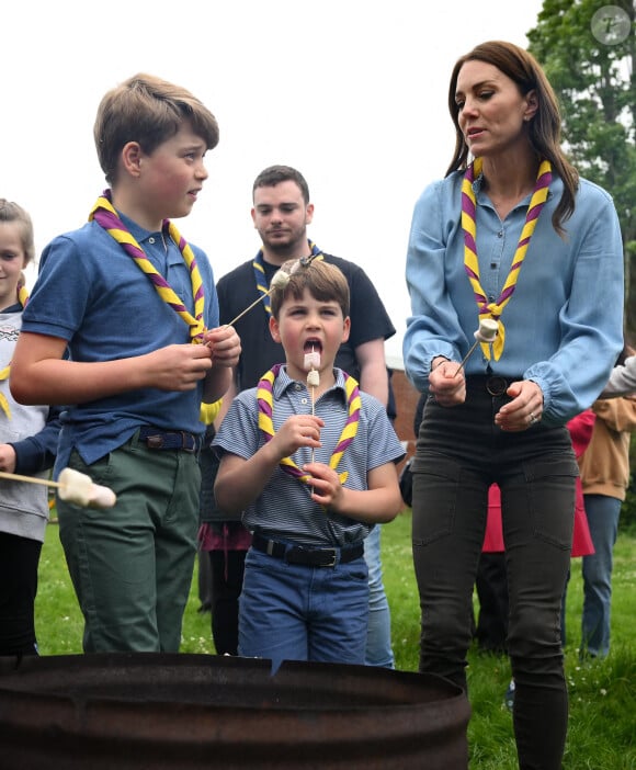 Le prince George, le prince Louis et la princesse de Galles font griller des guimauves alors qu'ils se joignent à des bénévoles pour aider à la rénovation et à l'amélioration de la 3e cabane des scouts d'Upton à Slough, dans le cadre de l'opération "Big Help Out", à l'occasion du couronnement du roi Charles III et de la reine Camilla. Date de la photo : lundi 8 mai 2023. Photo par Daniel Leal/PA Wire/ABACAPRESS.COM