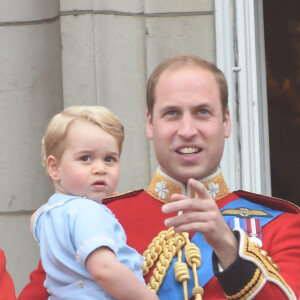 Le prince de Galles, le prince George, la reine Elizabeth II, sur le balcon du palais de Buckingham pour assister à la cérémonie des couleurs célébrant l'anniversaire de la reine, The Mall à Londres, Royaume-Uni, le 13 juin 2015.