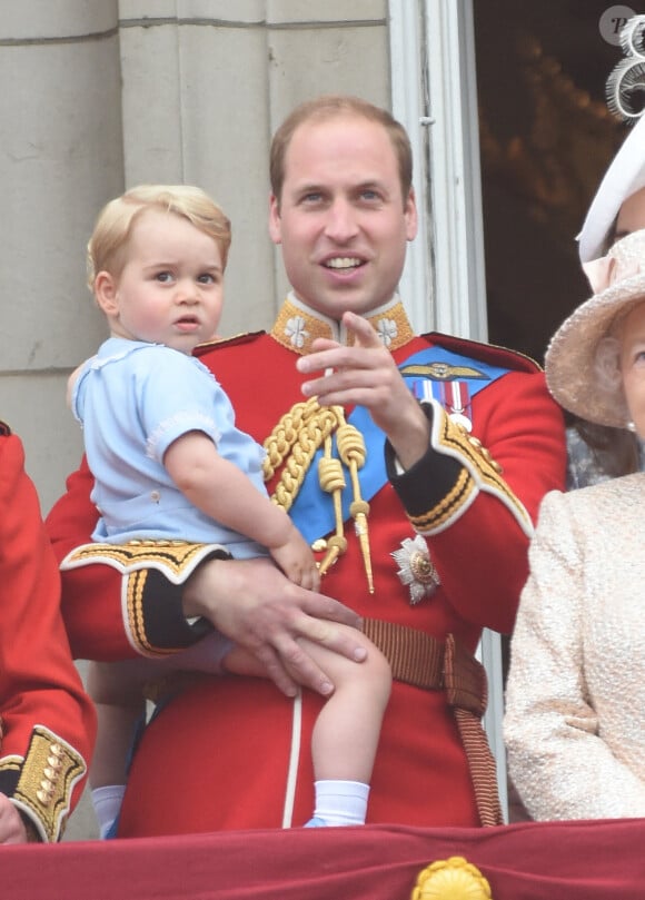 Le prince de Galles, le prince George, la reine Elizabeth II, sur le balcon du palais de Buckingham pour assister à la cérémonie des couleurs célébrant l'anniversaire de la reine, The Mall à Londres, Royaume-Uni, le 13 juin 2015.