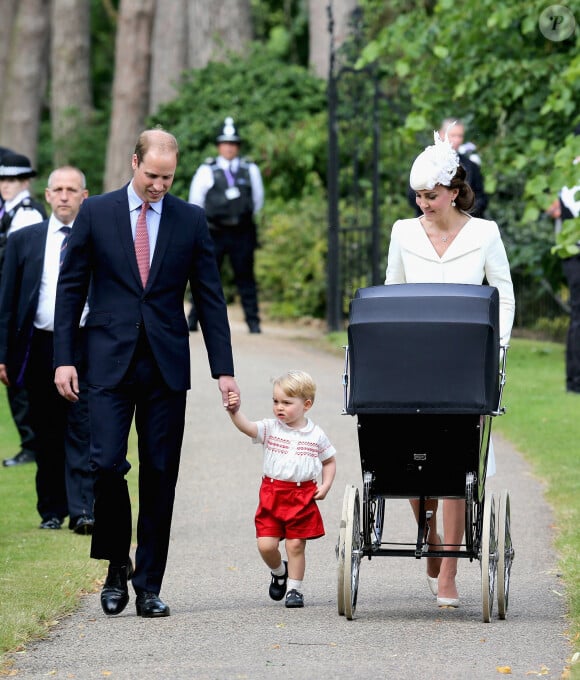 Le duc et la duchesse de Cambridge avec le prince George et la princesse Charlotte poussée vers son baptême dans un landau d'époque que la reine a utilisé pour deux de ses propres enfants. Photo par Chris Jackson/PA Wire/ABACAPRESS.COM