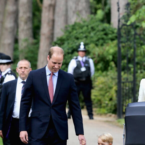 Le duc et la duchesse de Cambridge avec le prince George et la princesse Charlotte poussée vers son baptême dans un landau d'époque que la reine a utilisé pour deux de ses propres enfants. Photo par Chris Jackson/PA Wire/ABACAPRESS.COM