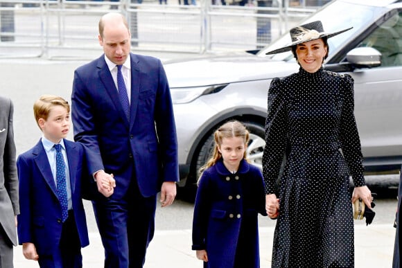 C'est une des raisons pour lesquelles il tient souvent la main de William.Catherine, duchesse de Cambridge, Kate Middleton, la princesse Charlotte, le prince William, duc de Cambridge, le prince George assistent à un service d'action de grâce pour la vie de Philip duc d'Édimbourg à l'abbaye de Westminster à Londres, Royaume-Uni, le 29 mars 2022. Photo par Splash News/ABACAPRESS.COM