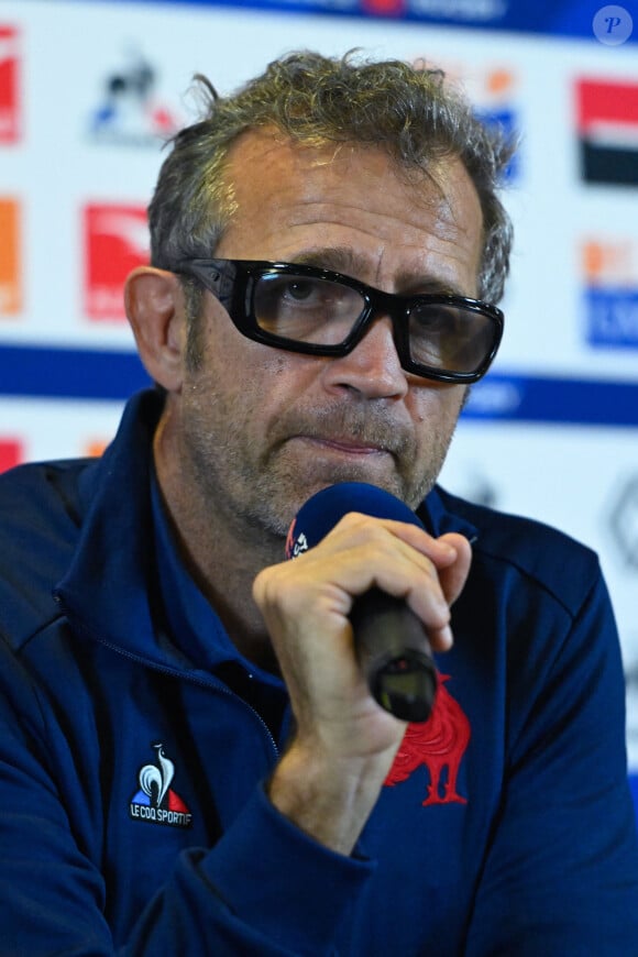 "...lui-même empreint d'un folklore dans lequel il a toujours baigné", poursuit L'Équipe
 
Le sélectionneur de l'équipe de France de rugby Fabien Galthié lors de sa conférence de presse très attendue après l'élimination du XV de France en quarts de finale de Coupe du monde face à l'Afrique du Sud, à Paris, France, le 8 novembre 2023. © Federico Pestellini/Panoramic/Bestimage